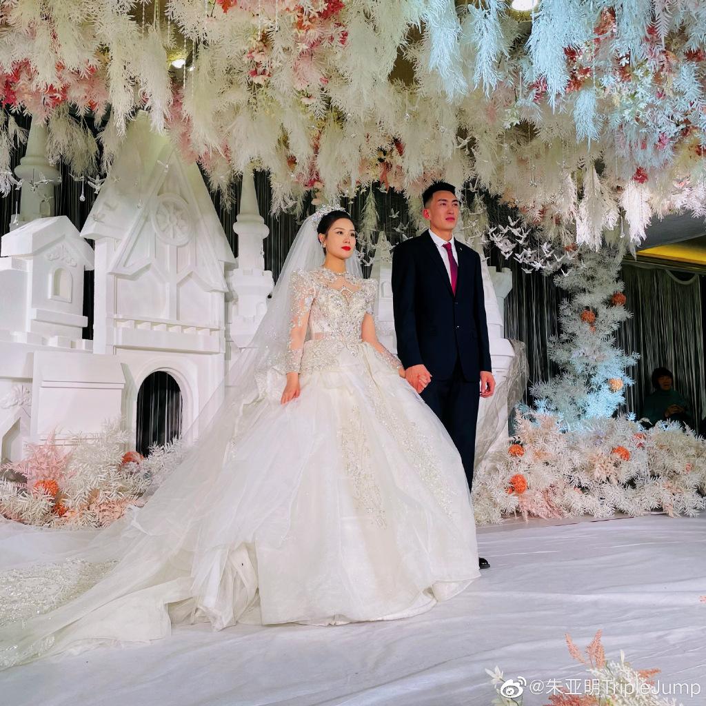 三级跳远奥运银牌得主朱亚明在山东淄博完婚