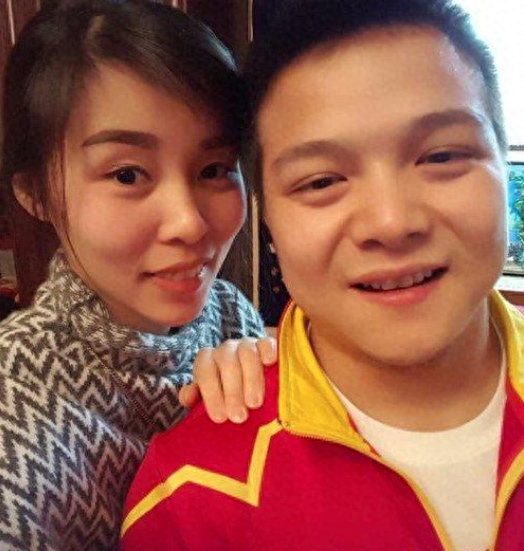 迟到的幸福!举重冠军龙清泉为妻子补办温馨婚礼